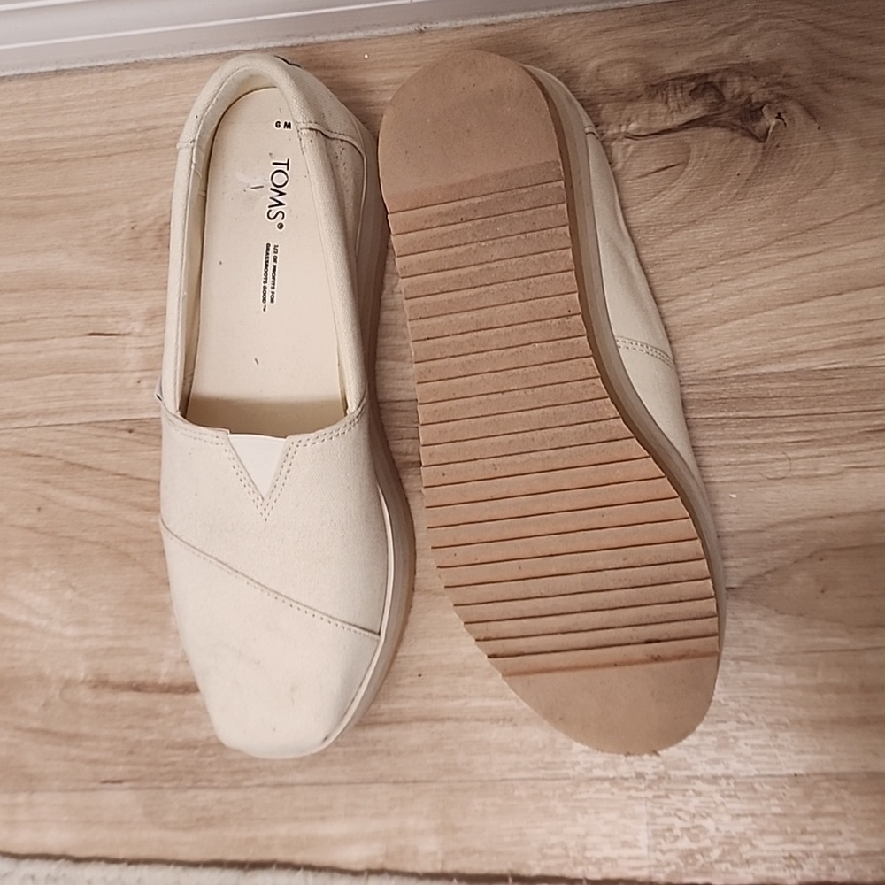 Shoes - Picture 3 of 4